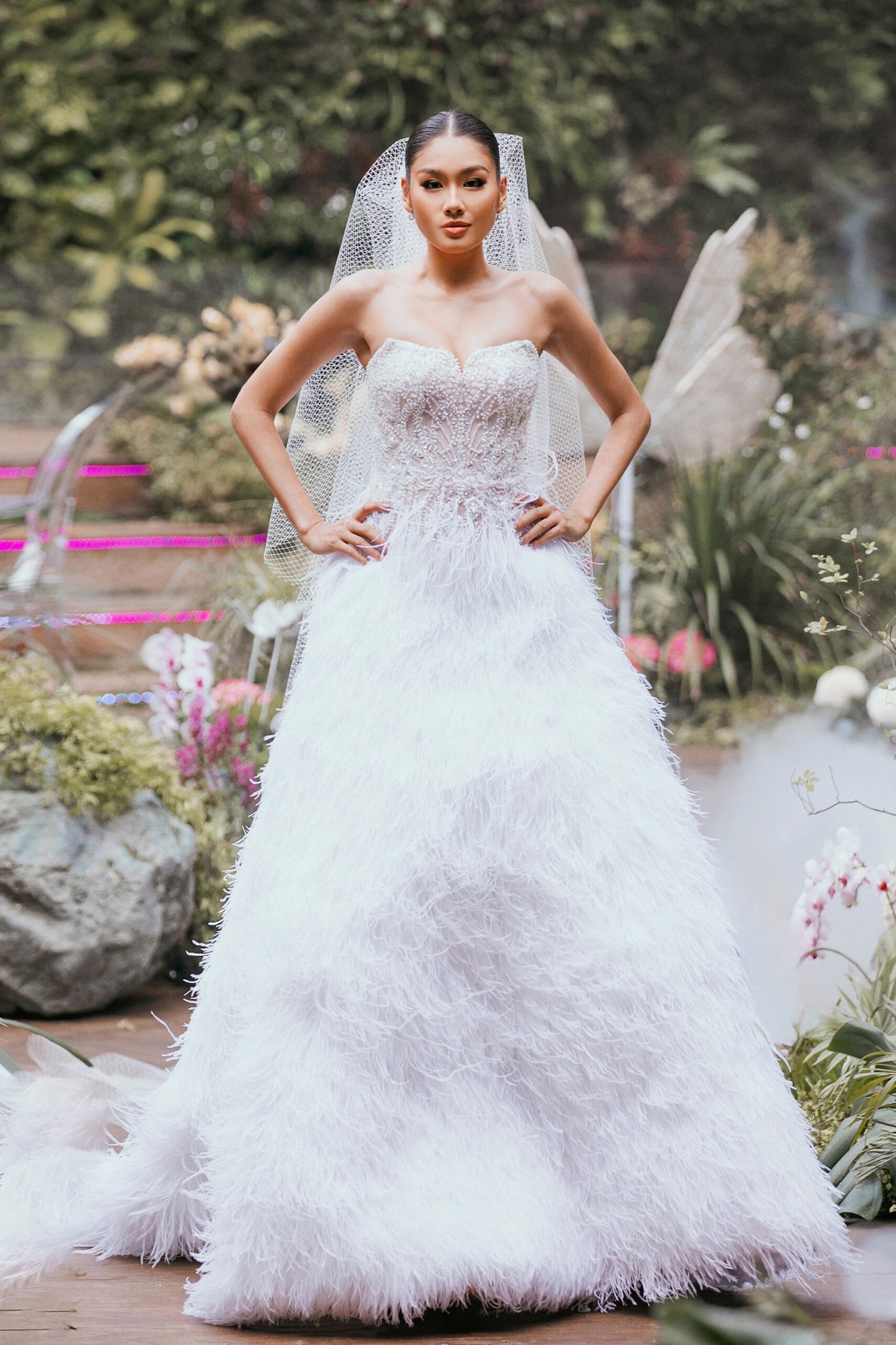 White Feather-Embellished with Sweetheart Neckline Bridal Ball Gown